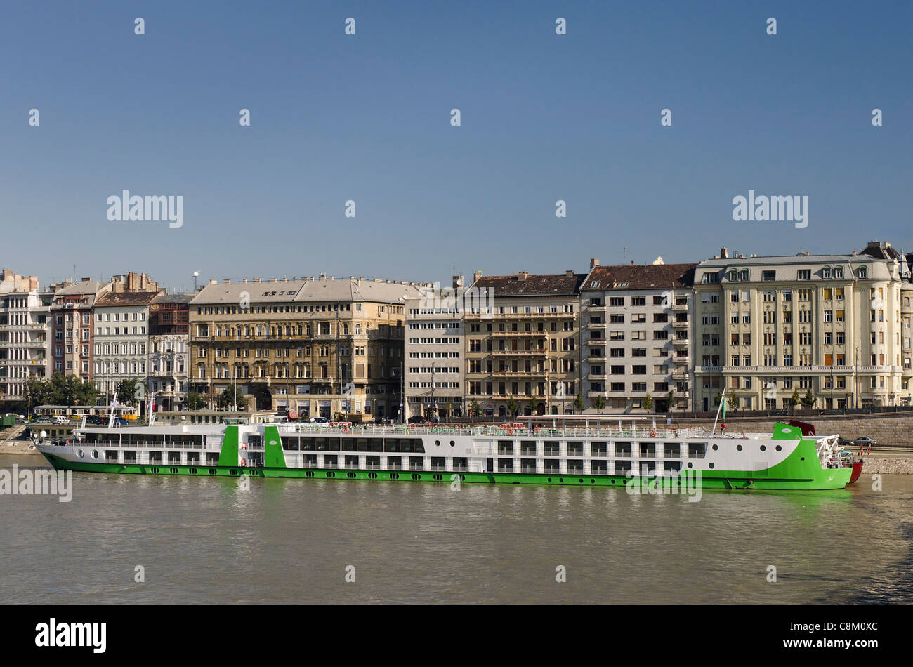 Danube bateau de croisière amarré sur le côté Pest de la rivière Banque D'Images