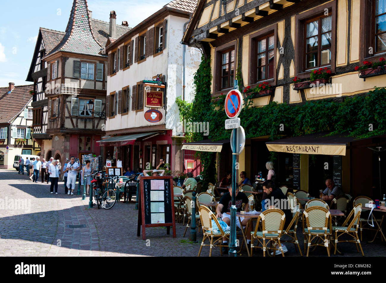 Kaysersberg,Alsace,France,13ème-16ème siècle ville médiévale fortifiée, église, magasins, hôtels,panneaux,vieilles rues pavées,Maisons,Rivière. Banque D'Images
