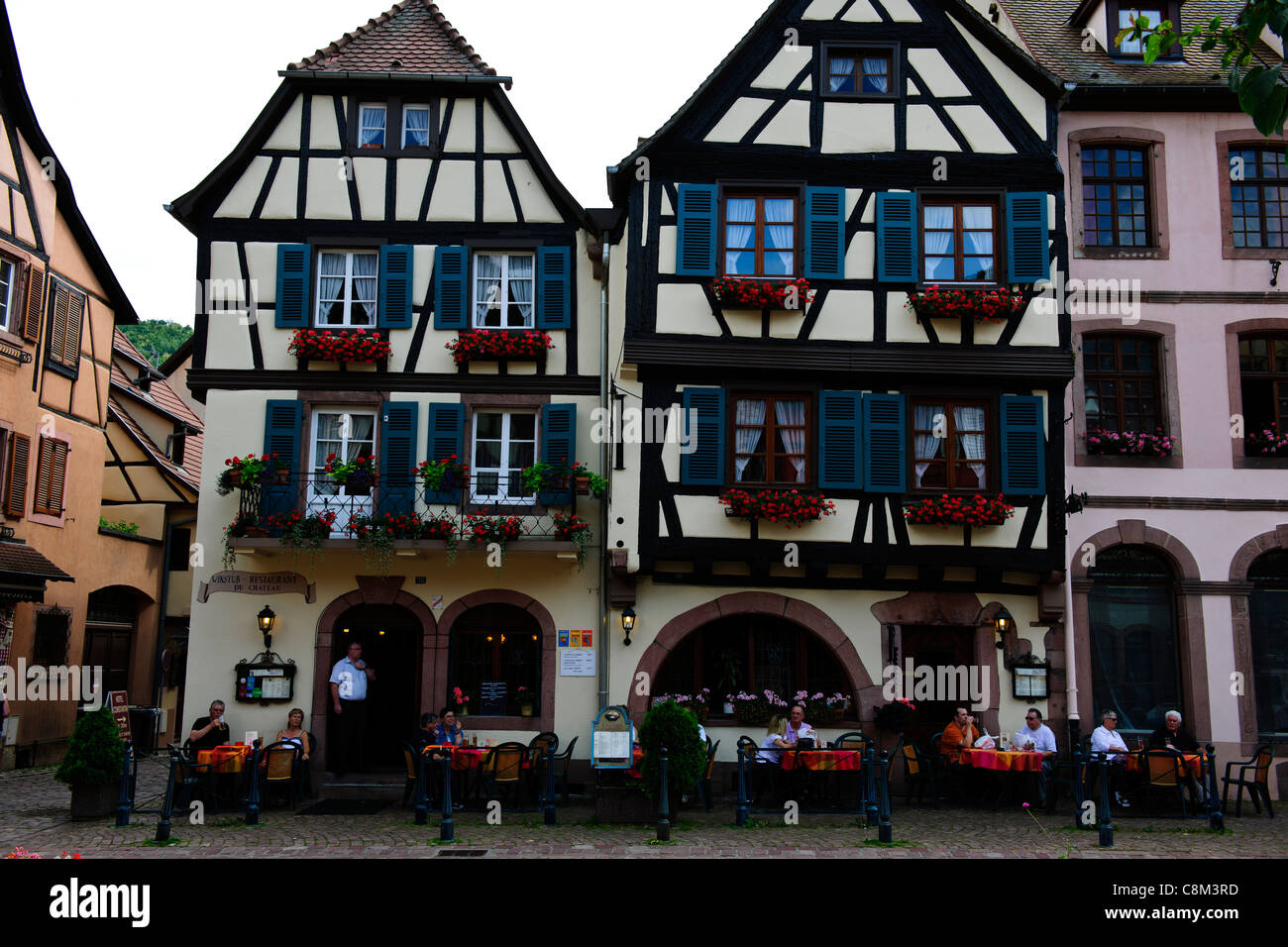 Kaysersberg,Alsace,France,13ème-16ème siècle ville médiévale fortifiée, église, magasins, hôtels,panneaux,vieilles rues pavées,Maisons,Rivière. Banque D'Images