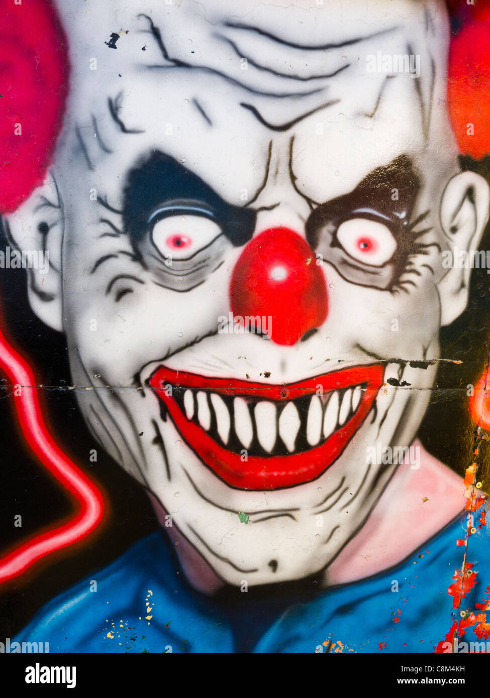 Un mal de clowns visage peint sur le logement pour un train fantôme. Banque D'Images