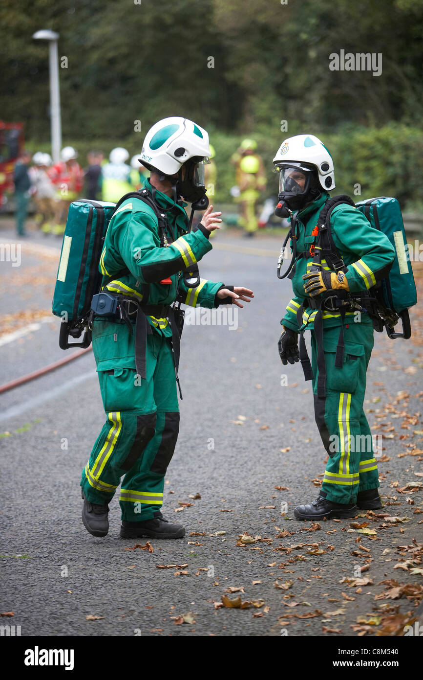 Les ambulanciers portant des masques à oxygène assister à une simulation d'accident de la circulation dans l'East Yorkshire, UK Banque D'Images