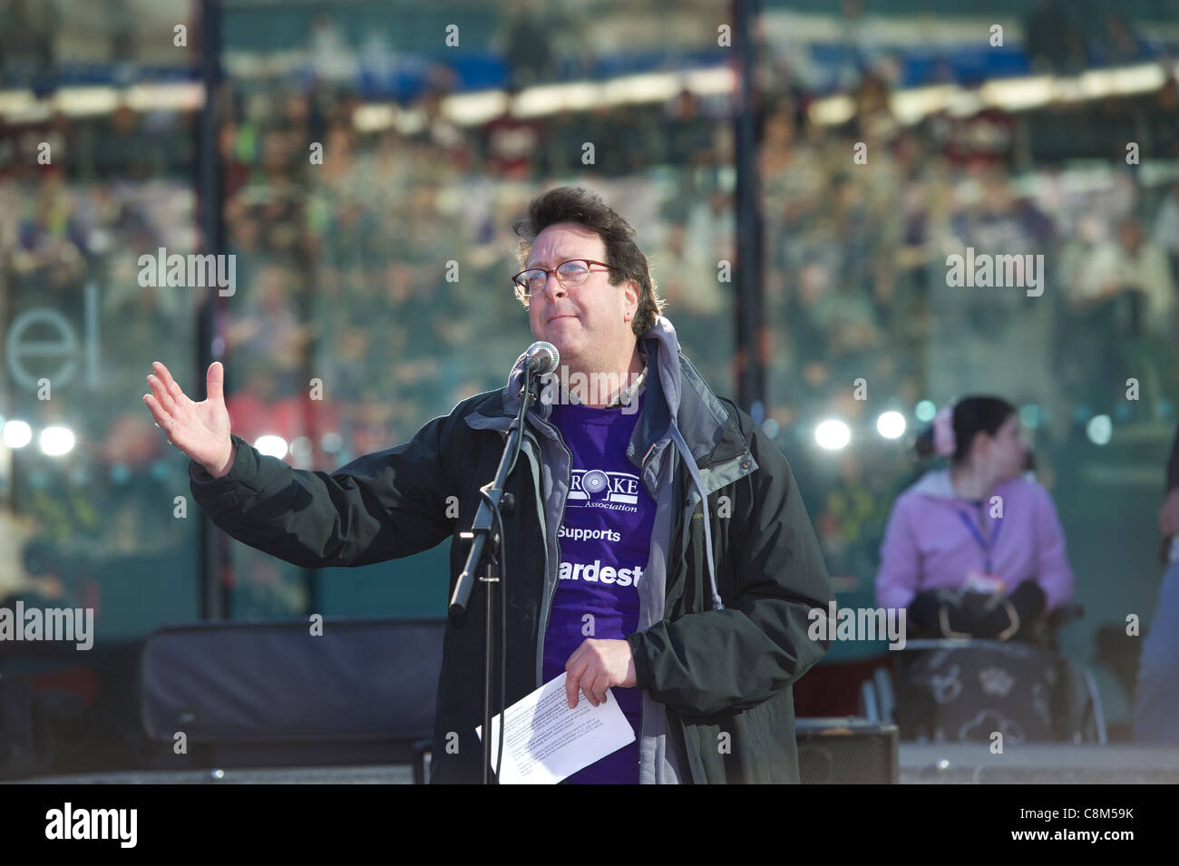 Joe Korner, Directrice des communications pour le Stroke Association, donnant un discours contre les réductions proposées à la DLA . Banque D'Images