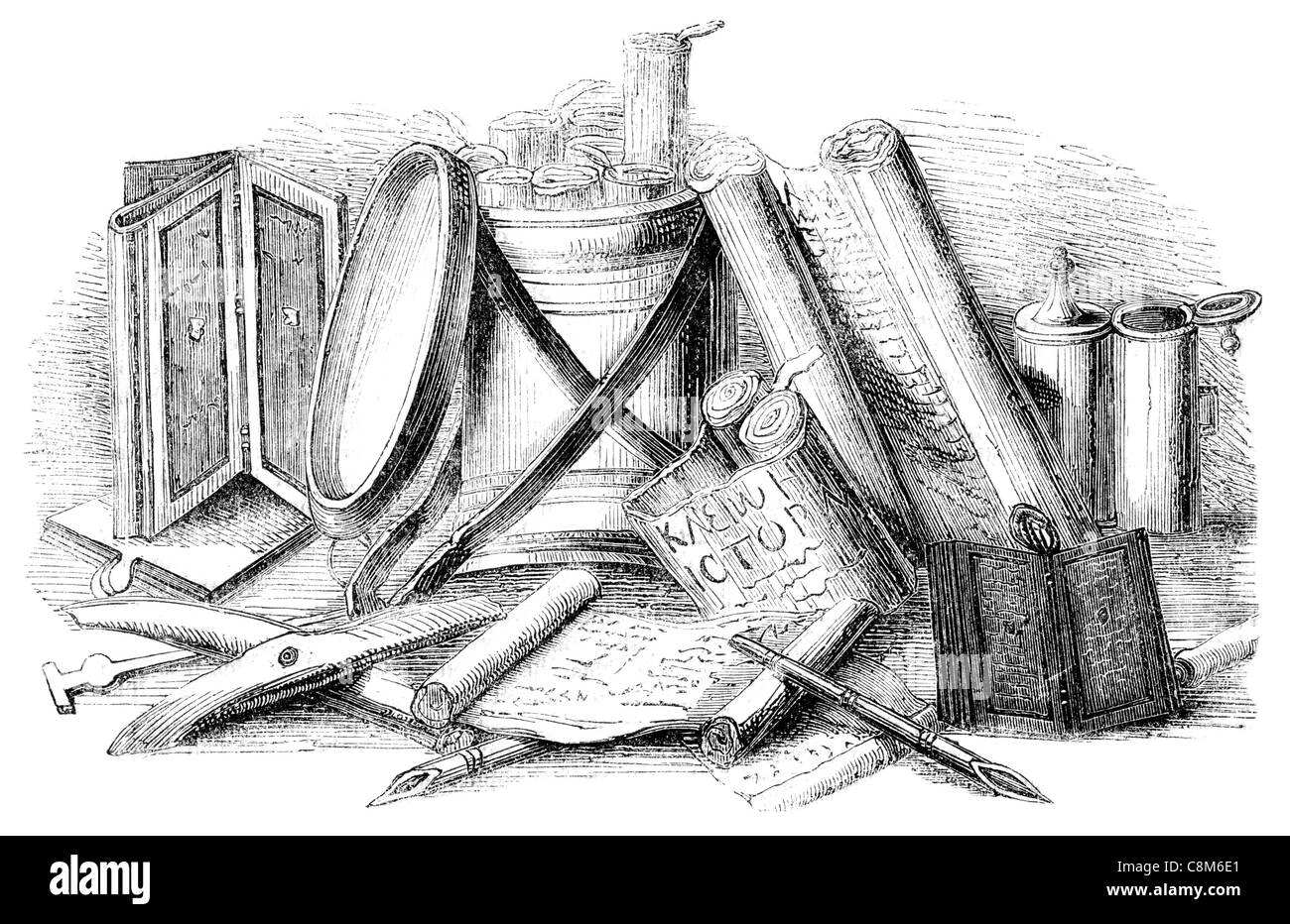 Écriture ancienne matériaux et instruments un pot d'encre stylo plume papier crayon écrit lettre écriture littérature livre Banque D'Images
