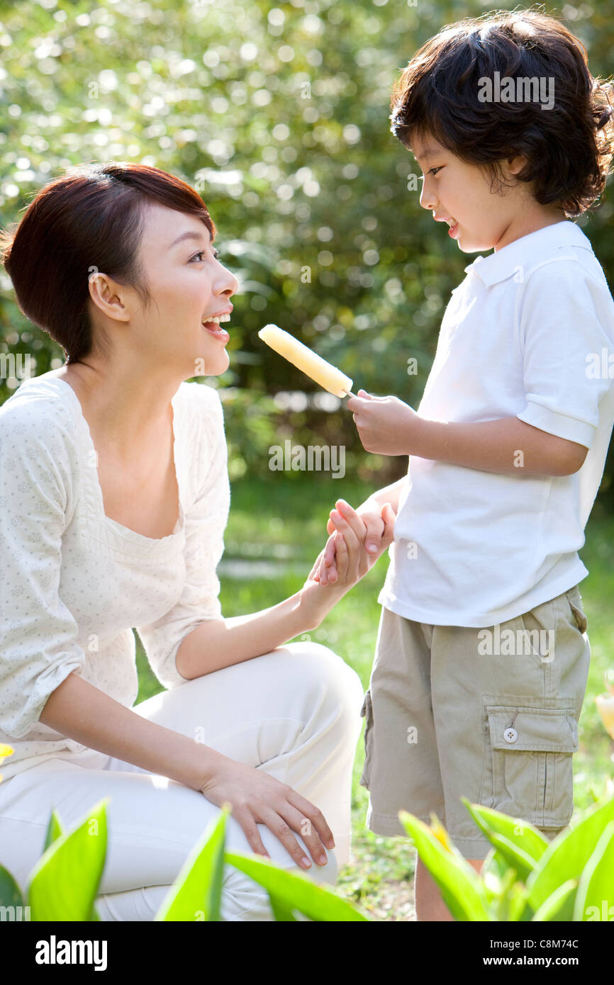 Moment de tendresse entre monther et fils Banque D'Images