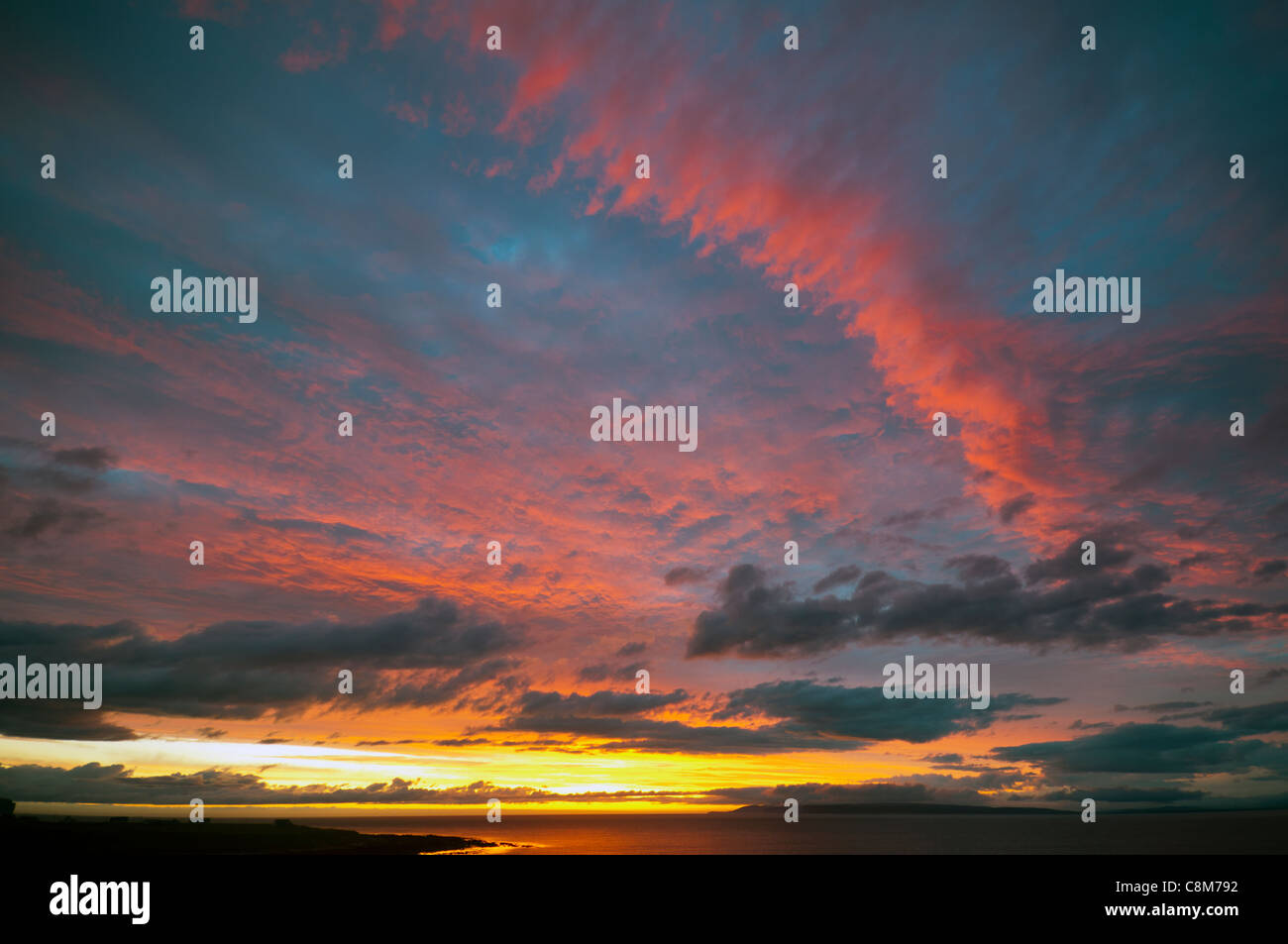 Coucher de soleil sur la Pentland Firth depuis Caithness sur la côte nord de l'Écosse, Royaume-Uni. Quelques jours après le milieu de l'été. L'île de Hoy, Orkney, à l'horizon. Banque D'Images