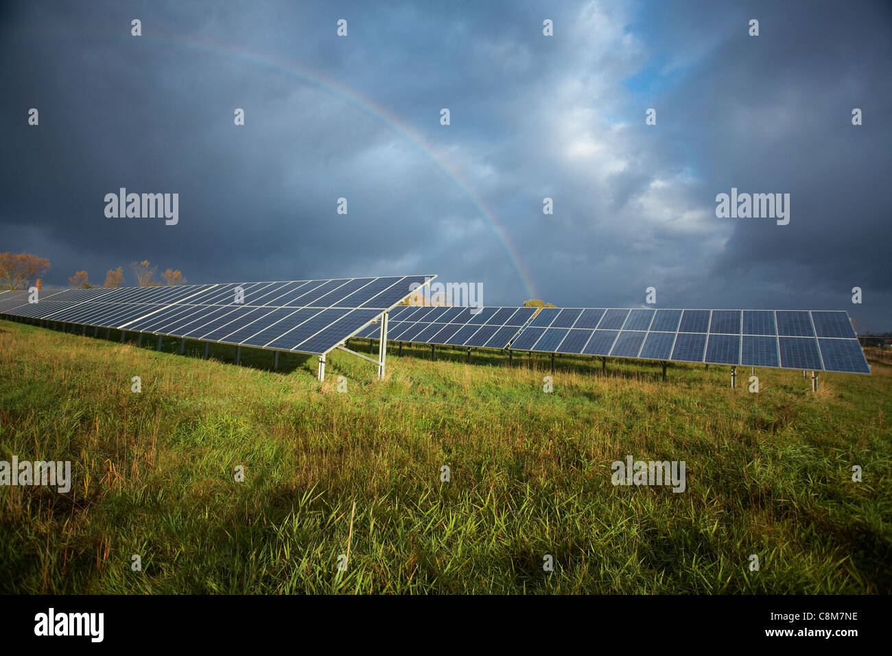 Arc-en-ciel sur tableau électrique solaire Banque D'Images