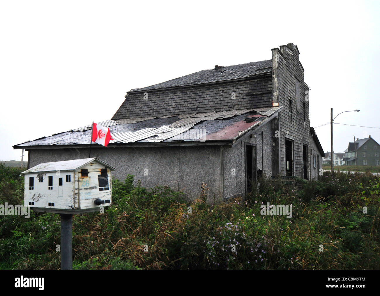 Une centaine d'année vieille maison maison abandonnée près de Percé au Québec. Banque D'Images