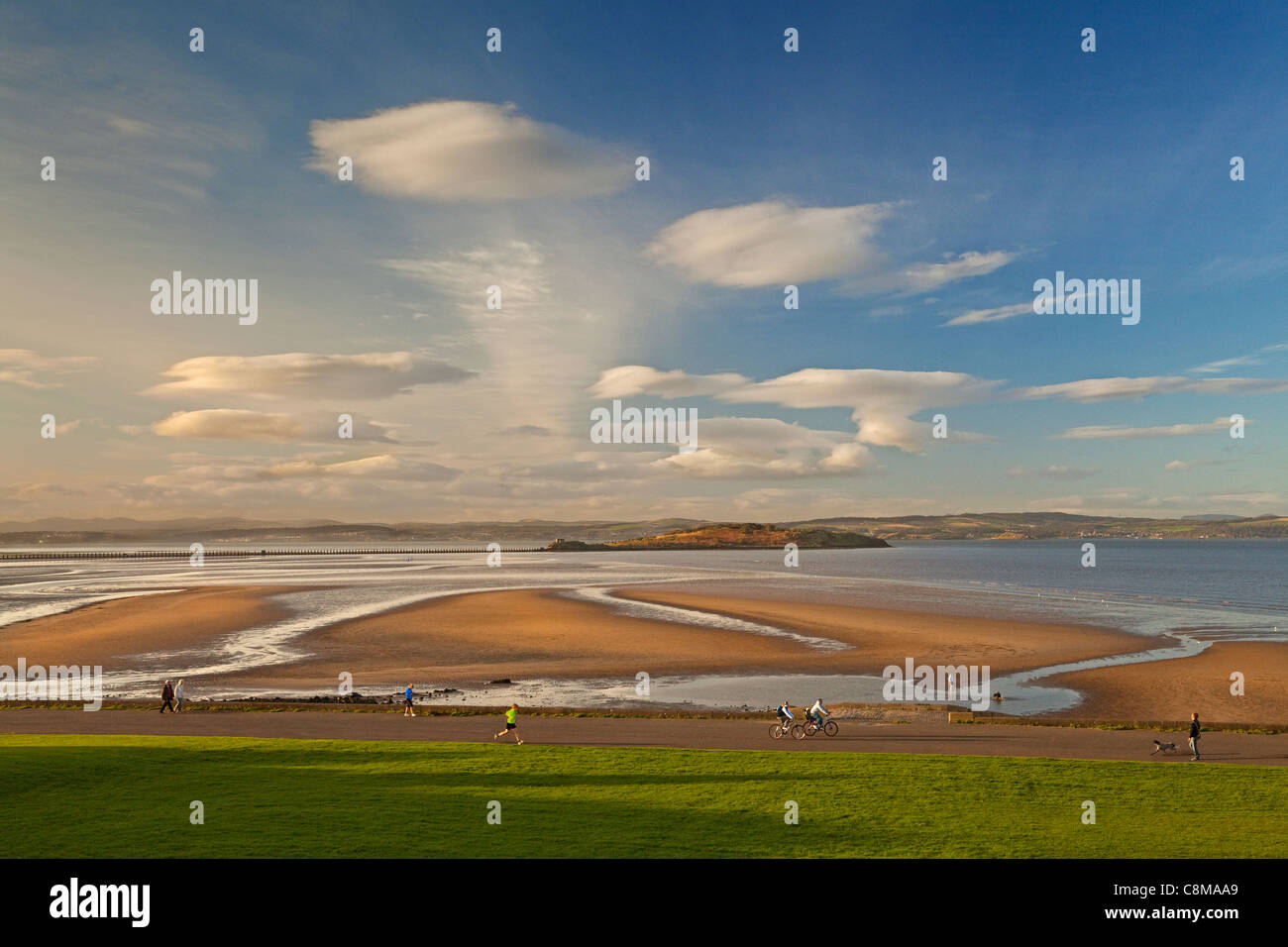 Les marcheurs, les joggeurs et les cyclistes sur l'Estran Cramond, Édimbourg Banque D'Images