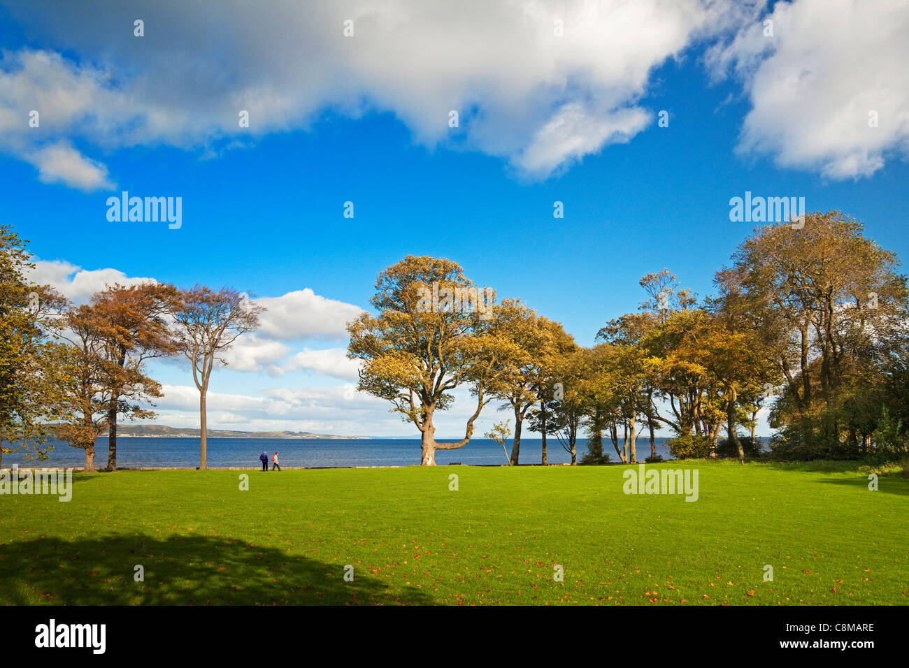 Les promeneurs sur l'Estran Cramond, Édimbourg Banque D'Images