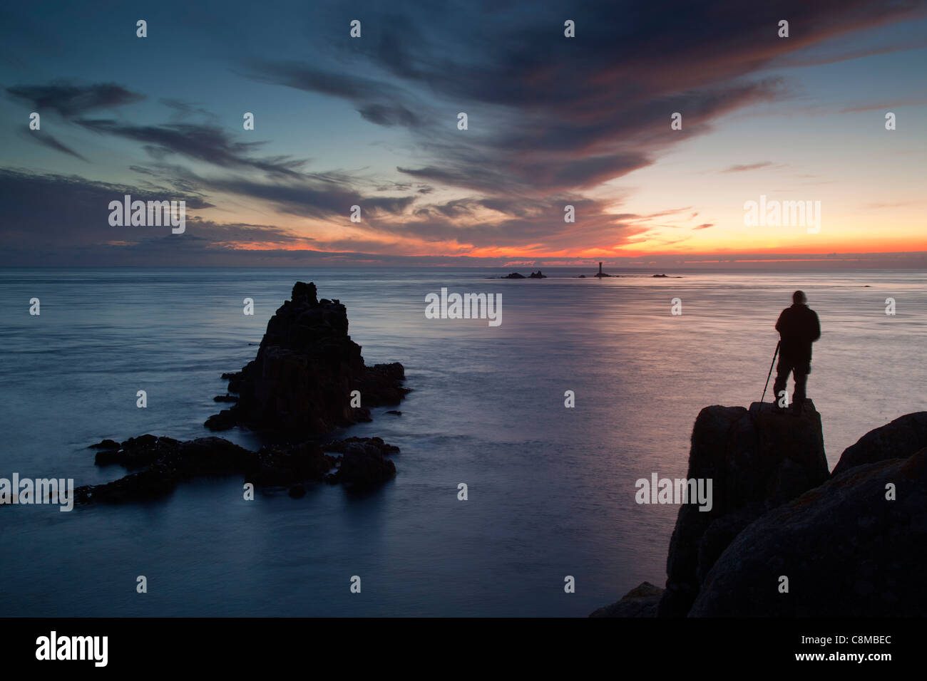 Land's End, Cornwall, UK ; le phare de pointe, du coucher du soleil ; Banque D'Images
