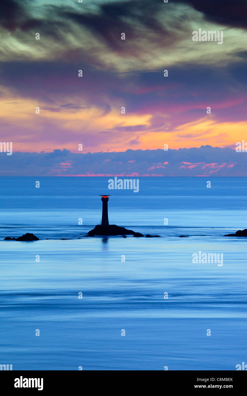 Land's End, Cornwall, UK ; le phare de pointe, du coucher du soleil ; Banque D'Images