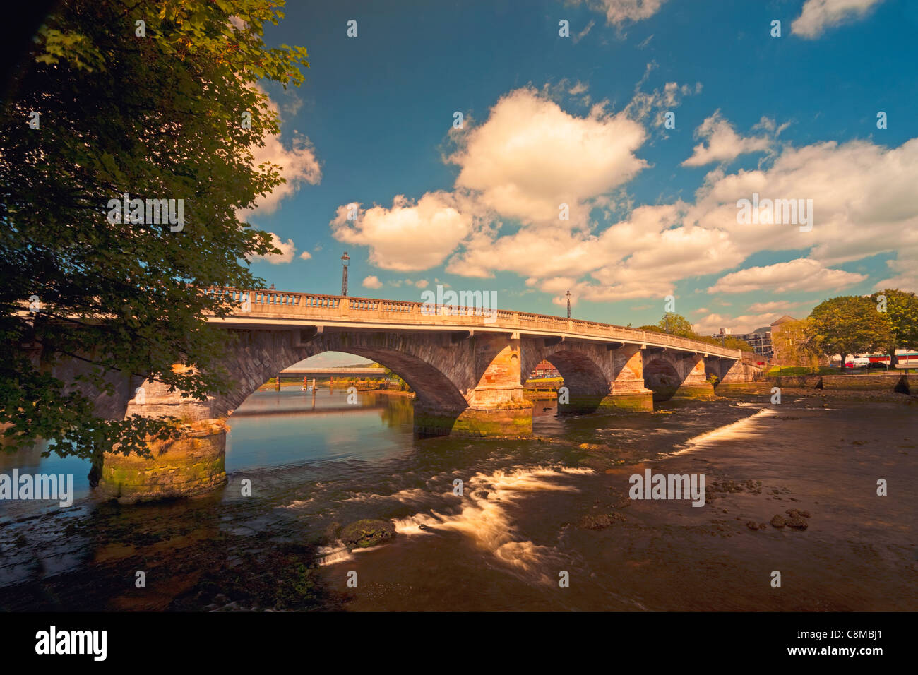 Dumbarton Bridge sur la rivière Leven Banque D'Images