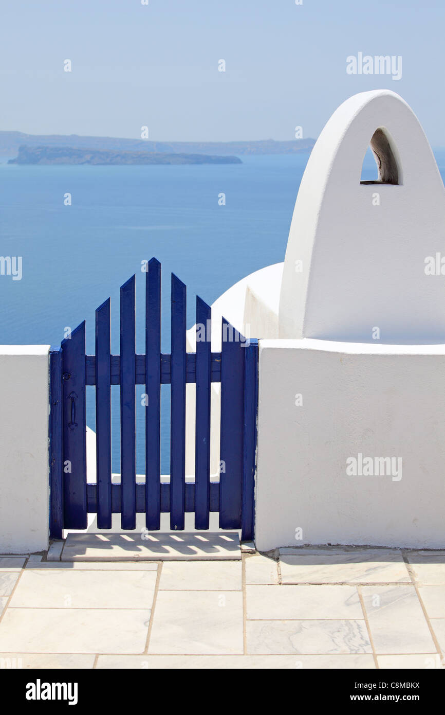La porte en bois bleu au-dessus de la mer Égée, Oia, Santorin, Grèce Banque D'Images