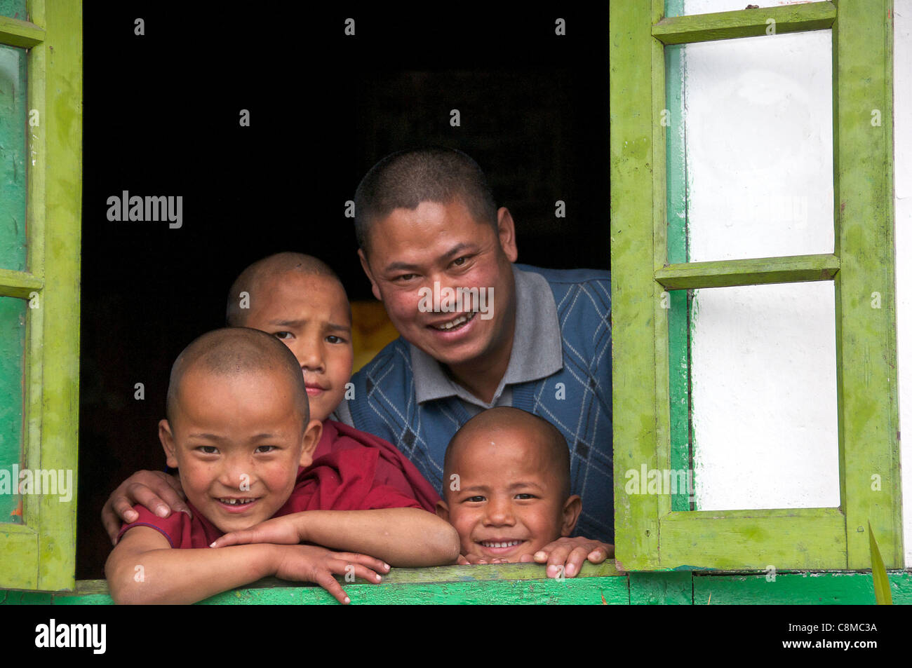 Trois jeunes moines et local dans la fenêtre de l'homme Bon Ling Monastery Sikkim Inde Banque D'Images