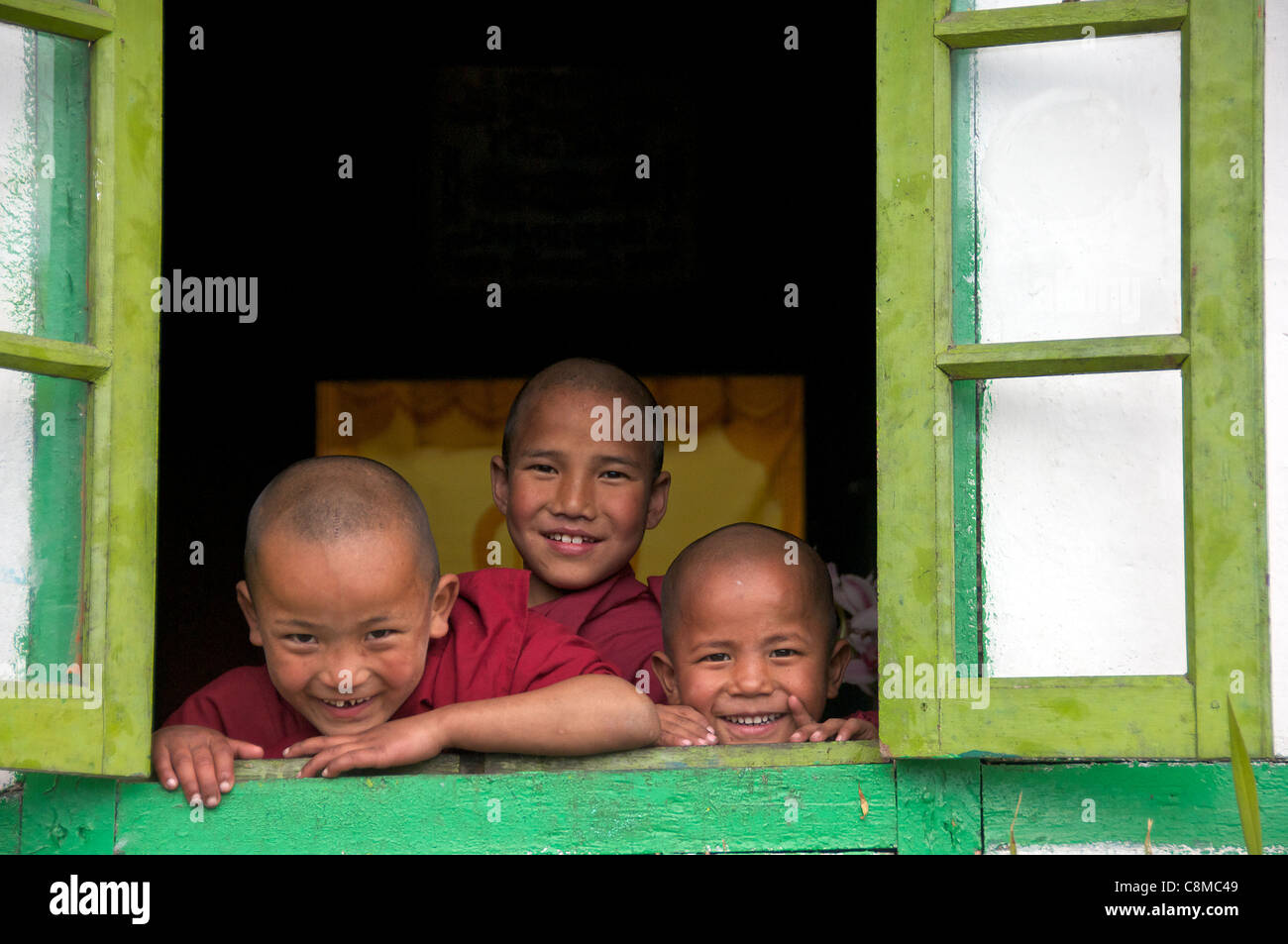 Trois jeunes moines en fenêtre Ling Bon monastère au Sikkim en Inde Banque D'Images