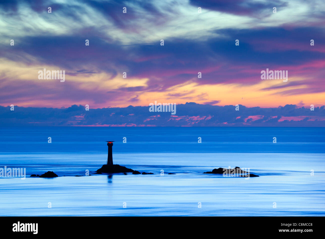 Phare drakkars ; Land's End, Cornwall ; coucher du soleil ; Banque D'Images
