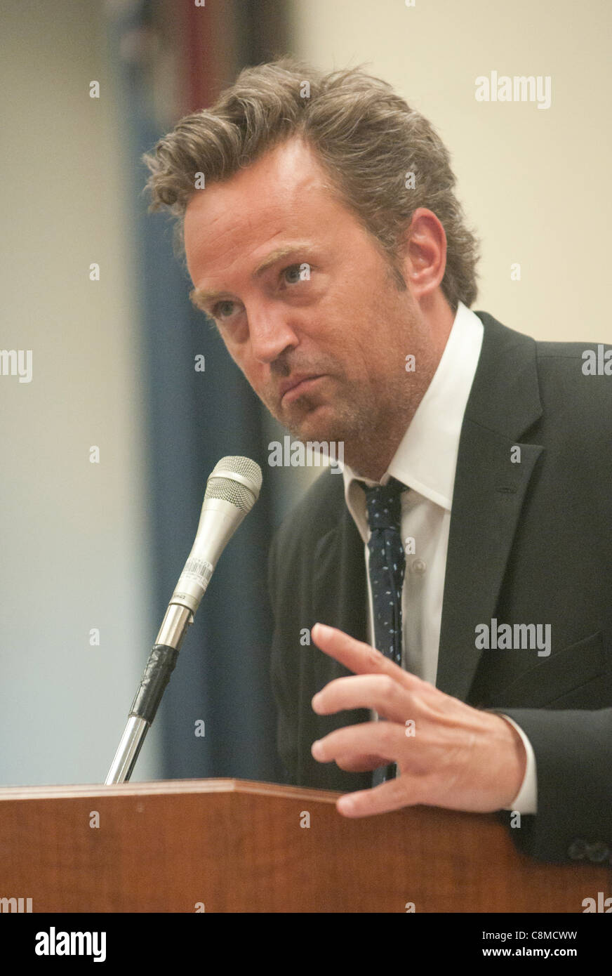 L'acteur Matthew Perry parle au cours de l'Association nationale des professionnels de la toxicomanie, et la maison, de traitement et de récupération d'information Caucus sur les tribunaux et les tribunaux de traitement des anciens combattants : une solution éprouvée au service du Budget des anciens combattants sur la colline du Capitole à Washington D.C. Le vendredi 16 septembre Banque D'Images