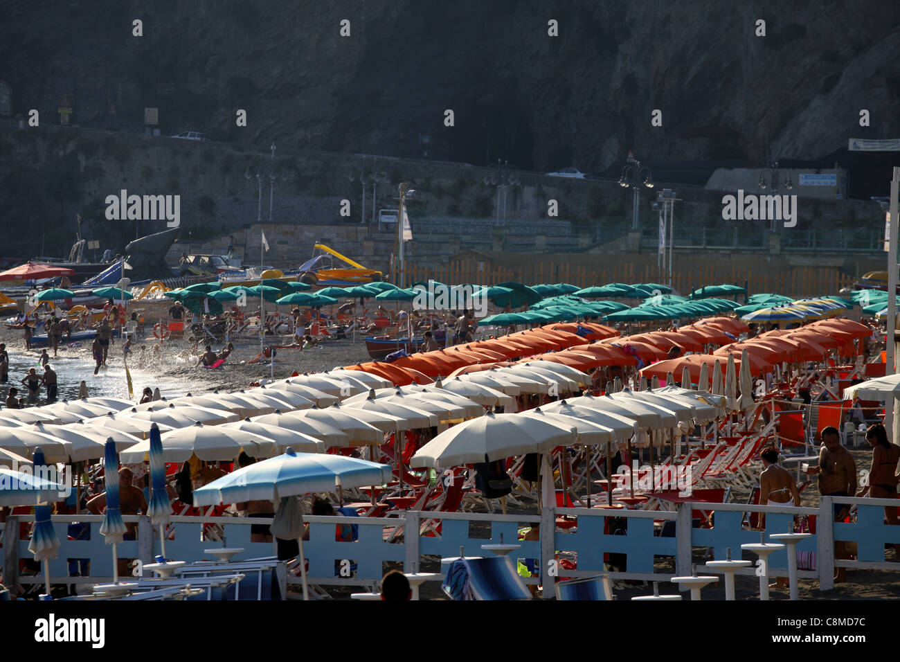 Blanc ORANGE ET VERT les parasols de plage MAIORI ITALIE 18 Septembre 2011 Banque D'Images