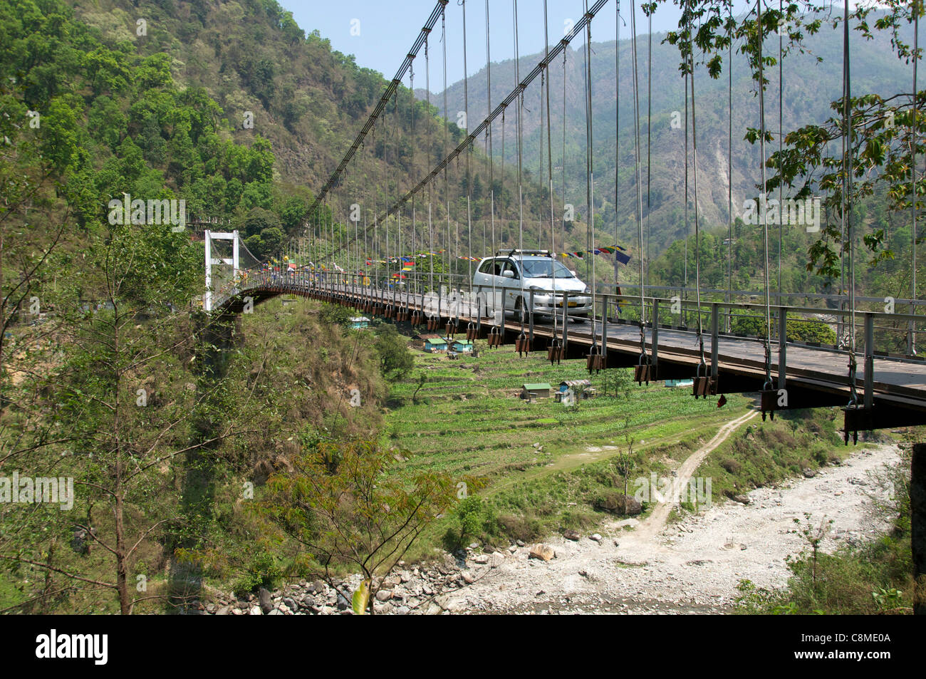 Voiture sur pont suspendu étroit le sud du Sikkim Inde Banque D'Images