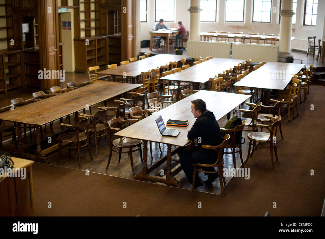 Les étudiants qui travaillent dans l'ancien College Library, vide de livres, Université d'Aberystwyth, Pays de Galles, Royaume-Uni Banque D'Images