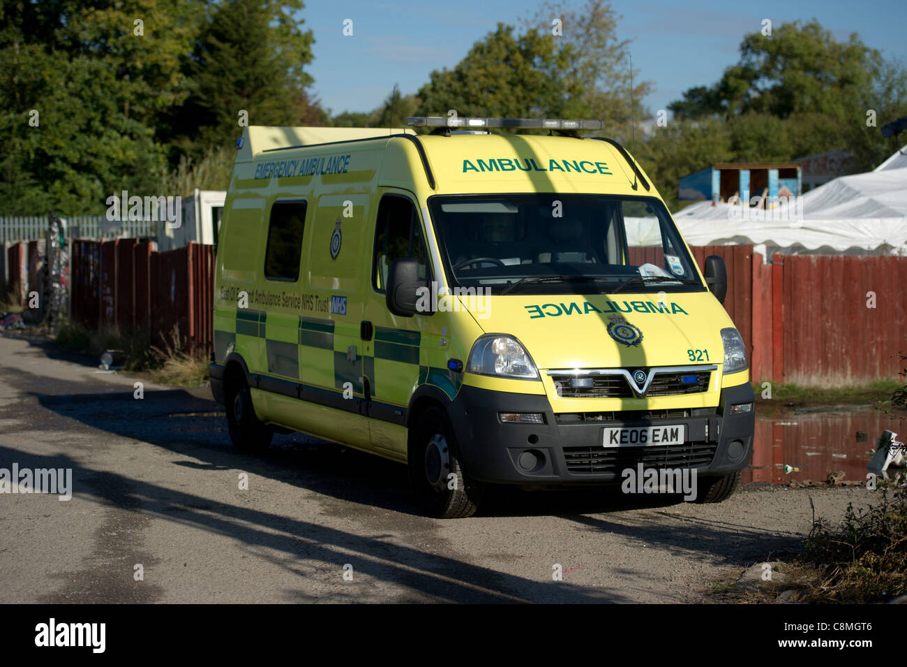 Angleterre de l'ambulance d'urgence placé sur un site de voyageurs. Banque D'Images