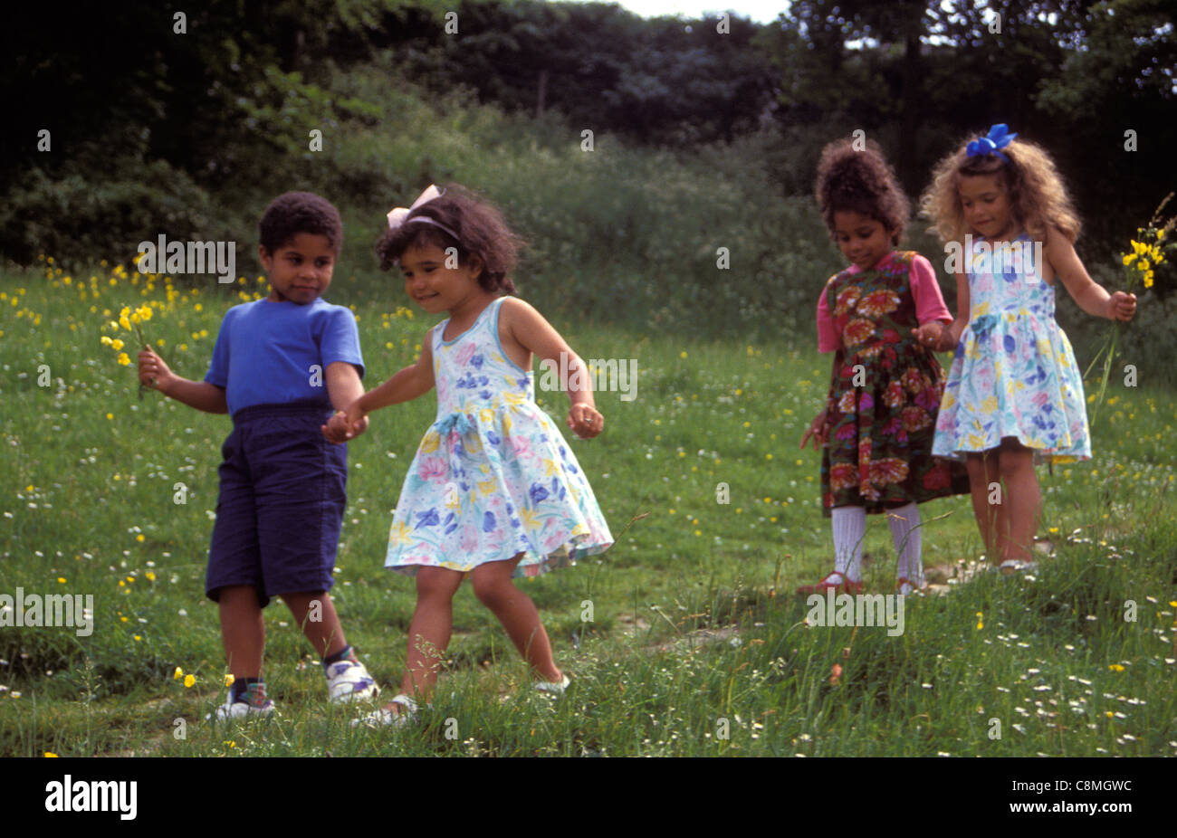 Quatre petits enfants marcher dans la campagne Banque D'Images