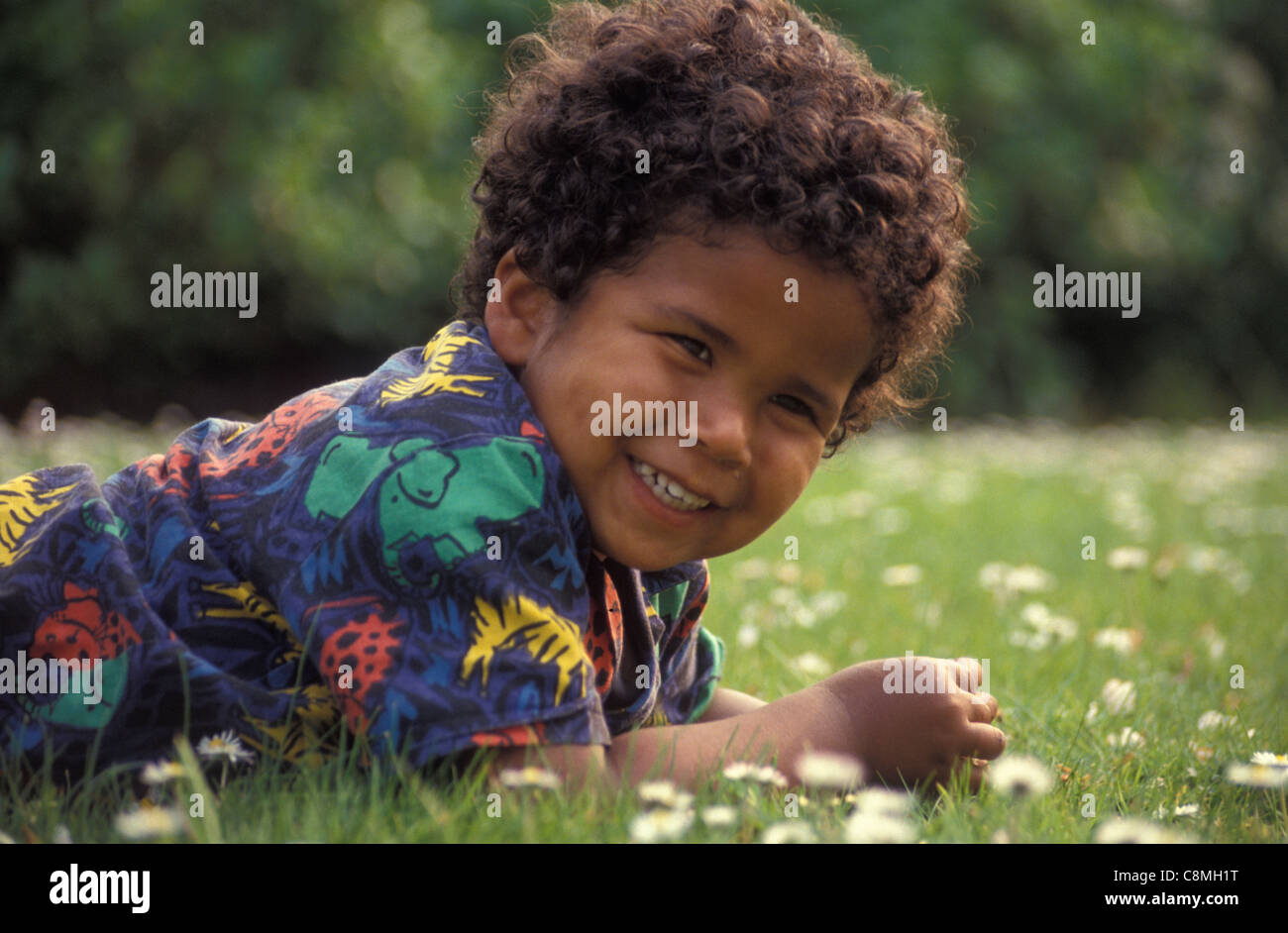 Bébé garçon noir couché dans l'herbe Photo Stock - Alamy