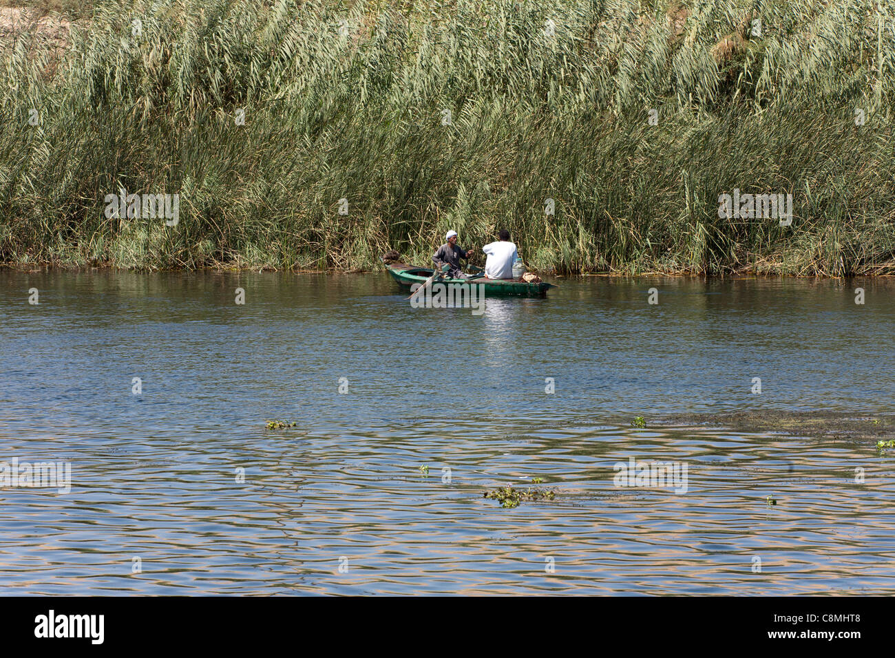 Deux hommes pêche à proximité d'une banque reed sur le Nil Egypte Banque D'Images
