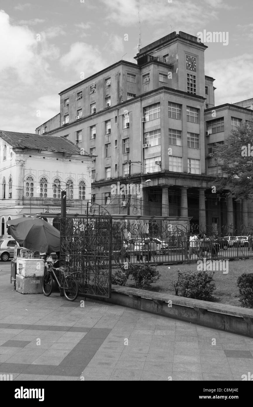 Une vue de la Praça almeida couto Salvador de Bahia, en noir et blanc Banque D'Images