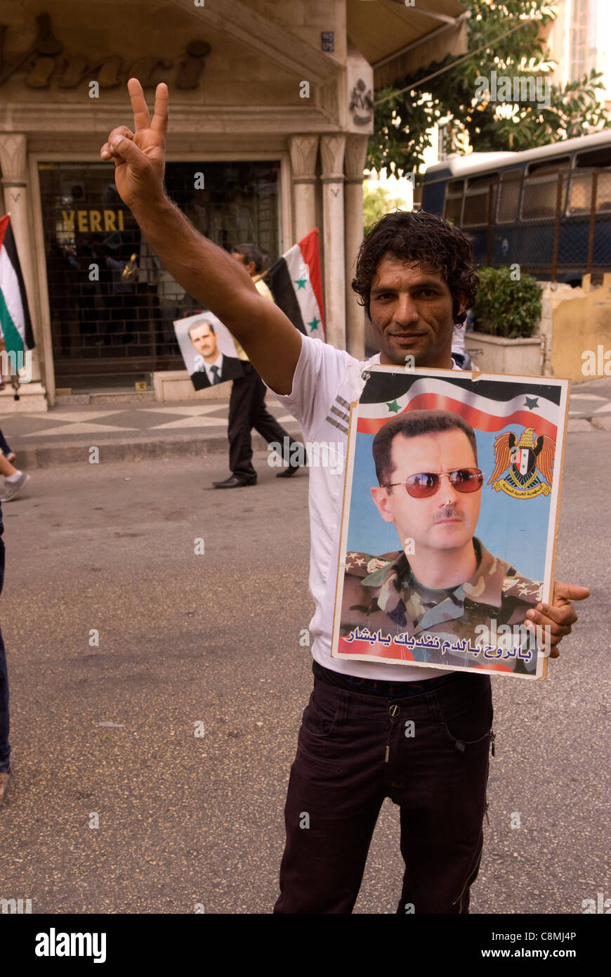Partisan du régime syrien de Bashar El Assad lors d'une manifestation à Hamra, Beyrouth ouest, le Liban le 23.10.2011. Banque D'Images