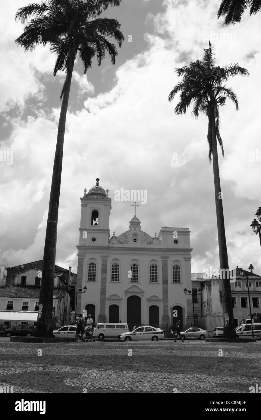 Une église dans le centre de Salvador de Bahia, avec un clocher manquant. Deux palmiers pour encadrer la vue. Banque D'Images