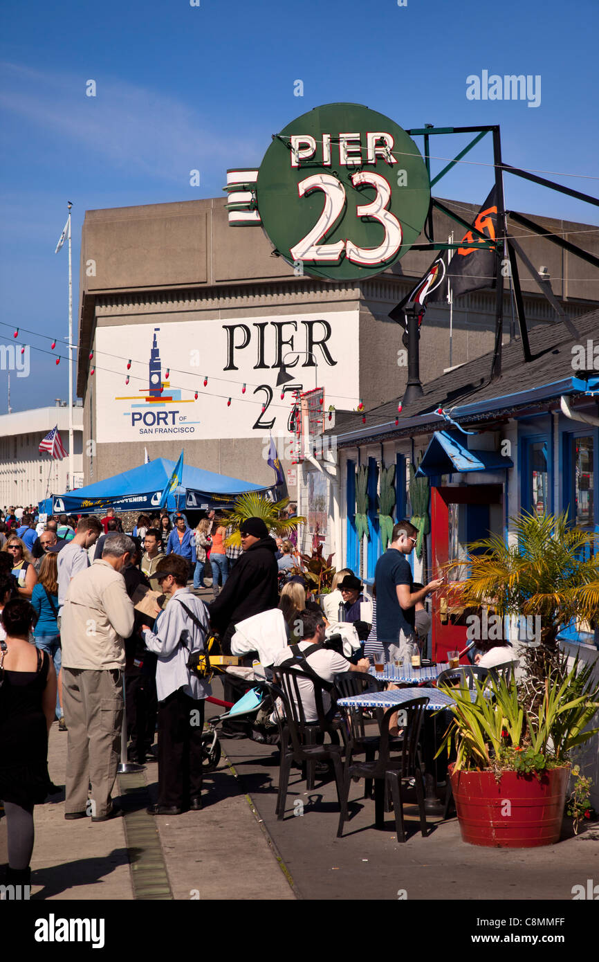 Foule de touristes pendant 'Fleet Week' le long de l'Embarcadero, San Francisco California USA Banque D'Images