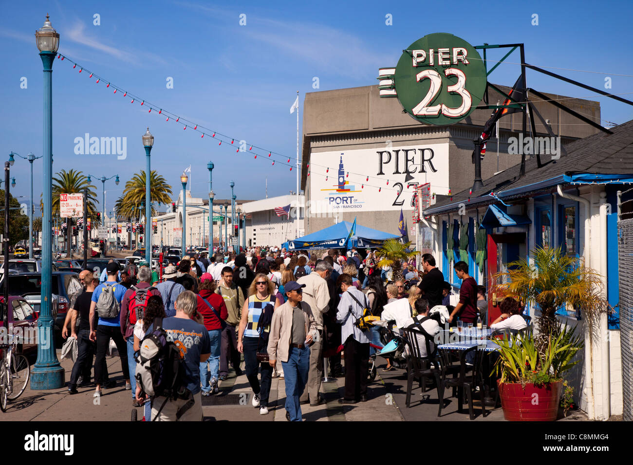 Foule de touristes pendant 'Fleet Week' le long de l'Embarcadero, San Francisco California USA Banque D'Images