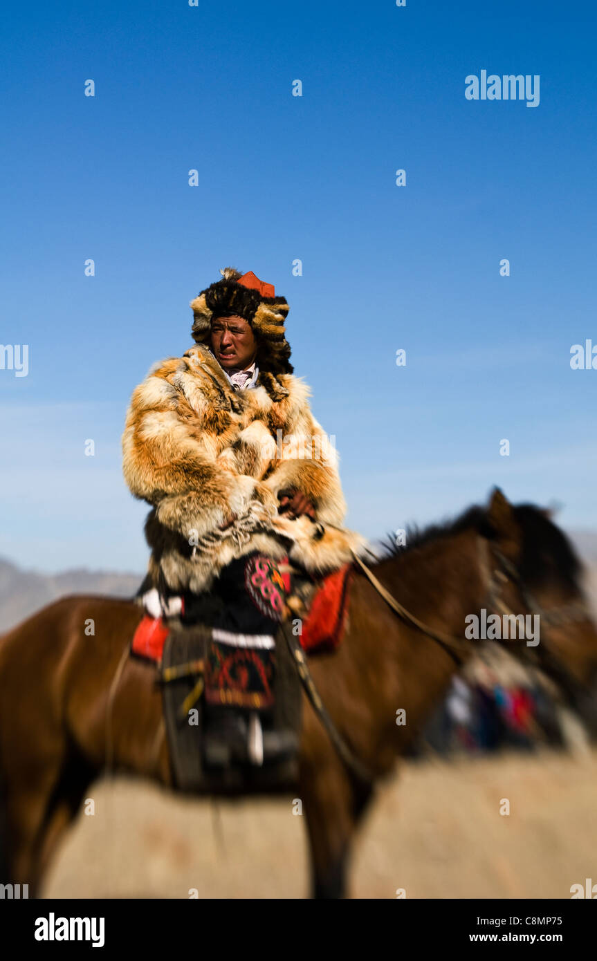Un eagle hunter lors de l'assemblée "Eagle hunters' Festival à Bayan Ölgii dans l'ouest de la Mongolie. Banque D'Images