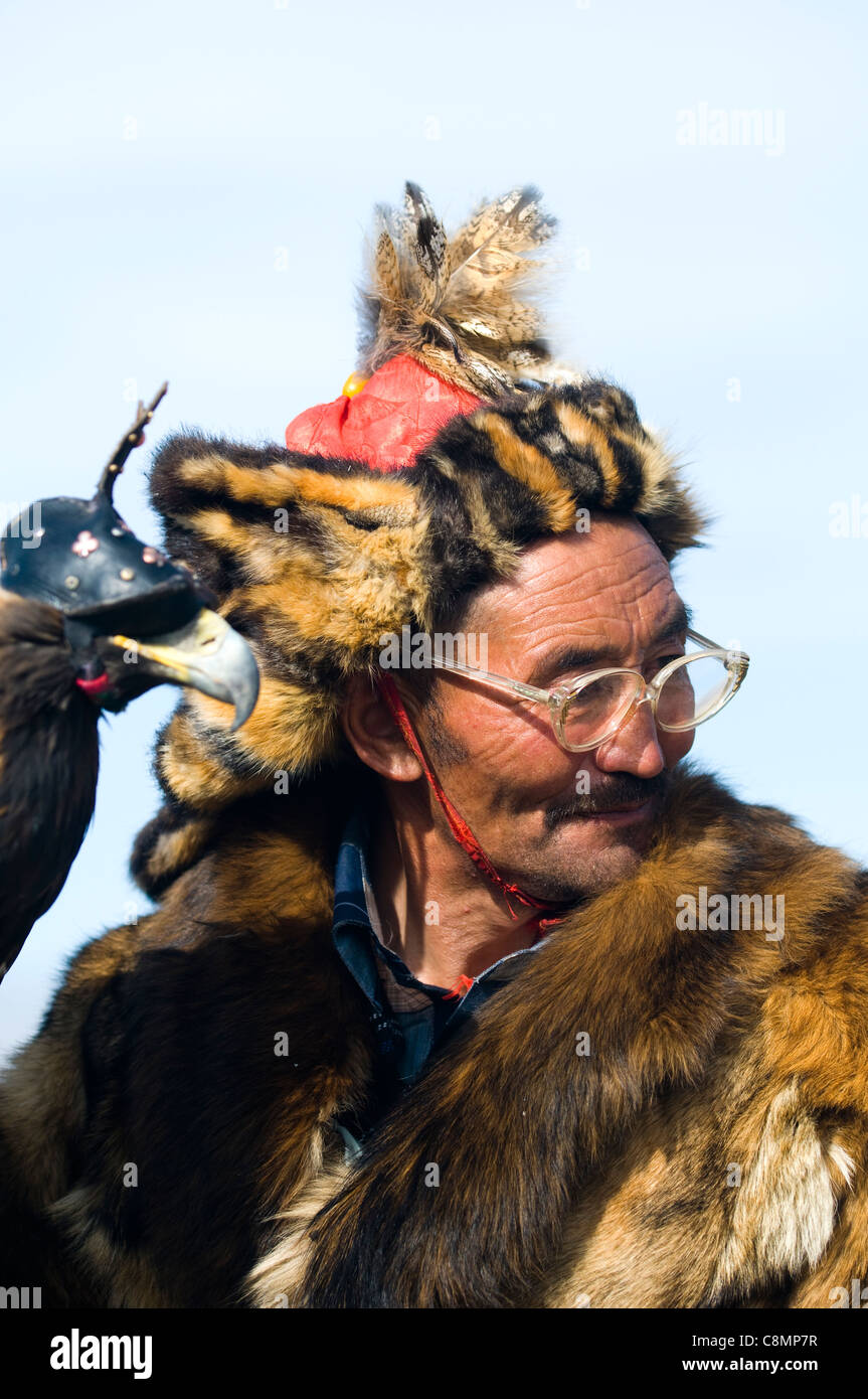 Un eagle hunter avec son aigle doré dans la région de l'Altaï de Mongolie occidentale. Banque D'Images