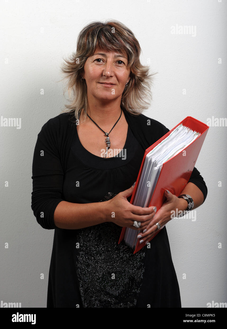Female office worker holding des dossiers de fichiers sur la relieuse Banque D'Images
