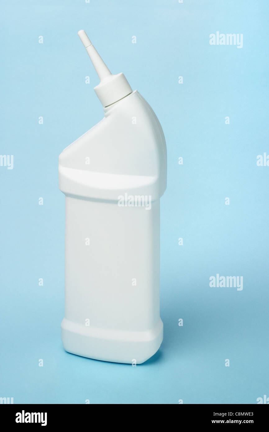 Bouteille de plastique produit de nettoyage sur fond bleu Banque D'Images