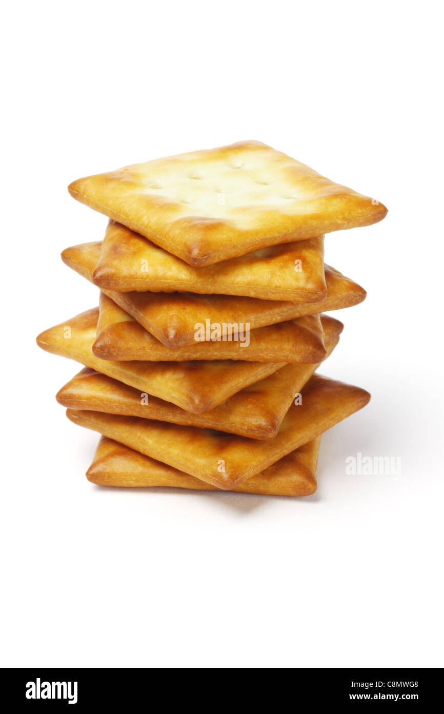 Pile de forme carrée crackers sur fond blanc Banque D'Images