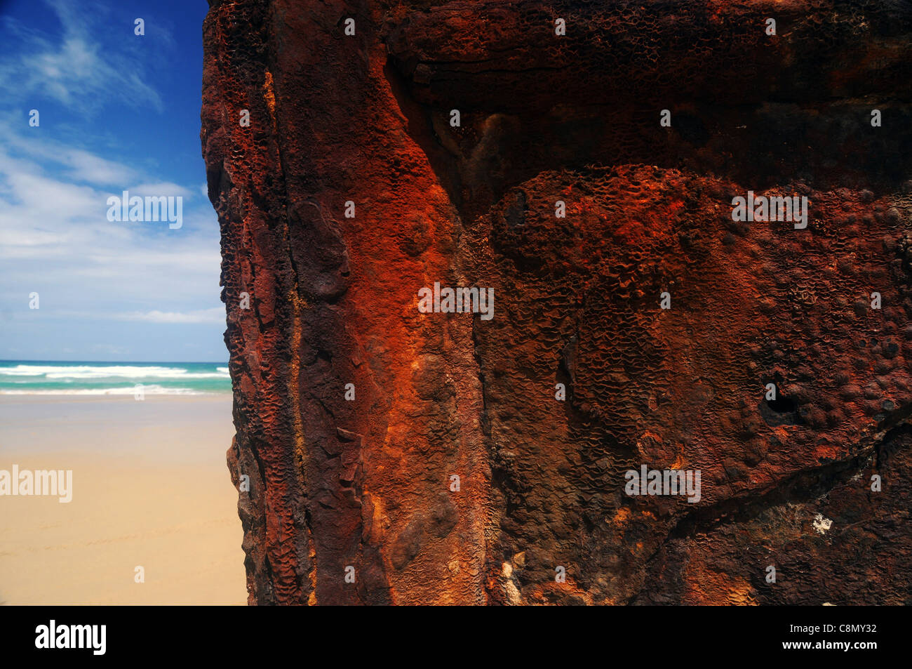 La rouille l'épave du Maheno sur la plage de l'Est de la zone de patrimoine mondial de l'île Fraser, Queensland, Australie Banque D'Images