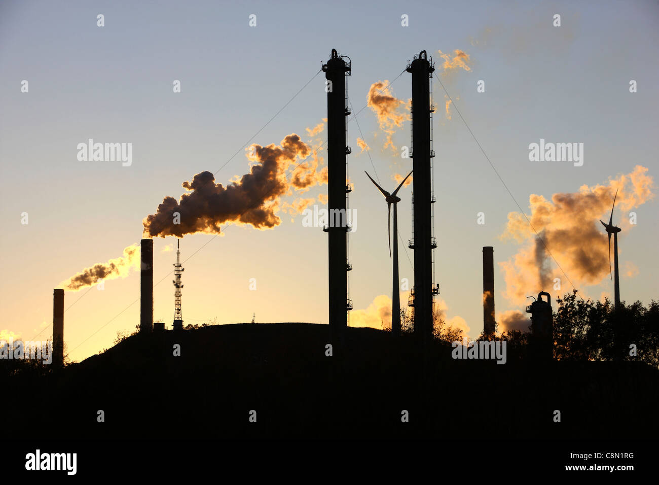 Les lignes électriques à haute tension, la centrale électrique, l'énergie éolienne parc, coal power station Scholven, AEON company, à Gelsenkirchen, Allemagne. Banque D'Images