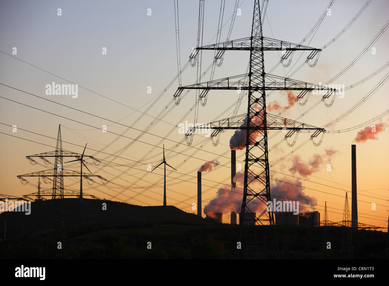 Les lignes électriques à haute tension, la centrale électrique, l'énergie éolienne parc, coal power station Scholven, AEON company, à Gelsenkirchen, Allemagne. Banque D'Images