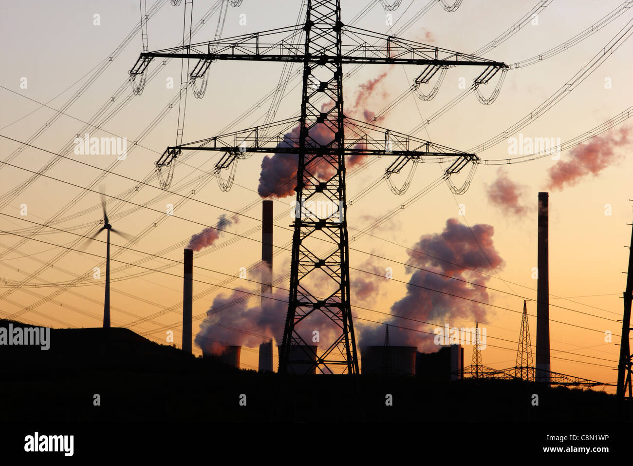 Les lignes électriques à haute tension, la centrale électrique, l'énergie éolienne parc, coal power station Scholven, AEON company, à Gelsenkirchen, Allemagne. Banque D'Images