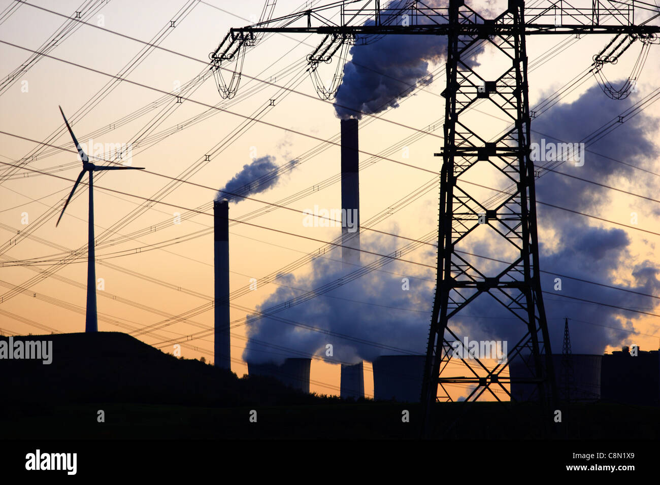 Les lignes électriques à haute tension, la centrale électrique, l'énergie éolienne parc, coal power station Scholven, AEON company, à Gelsenkirchen, Allemagne. Banque D'Images