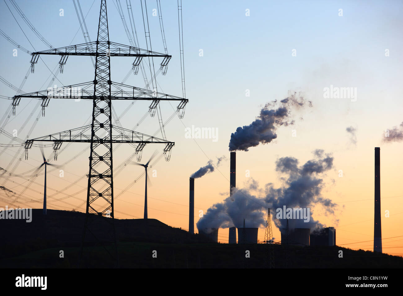 Les lignes électriques à haute tension, la centrale électrique, l'énergie éolienne parc, coal power station Scholven, AEON company, à Gelsenkirchen, Allemagne. Banque D'Images