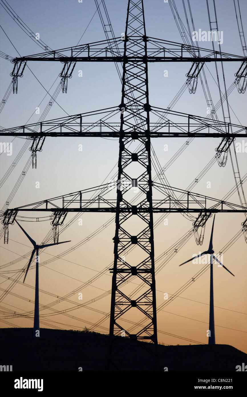 Les lignes électriques haute tension, usine de l'énergie éolienne sur un tas d'exploitation minière hill. Banque D'Images