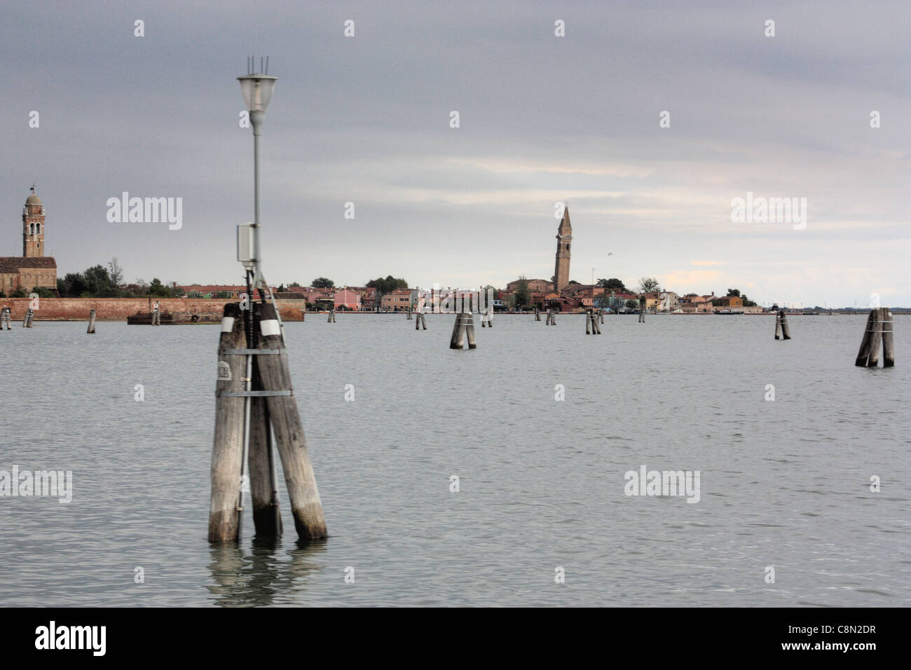 Lagune de Venise. Contexte : l'île de Burano avec clocher Campanile de Pise San Martino. Venise, Italie Banque D'Images