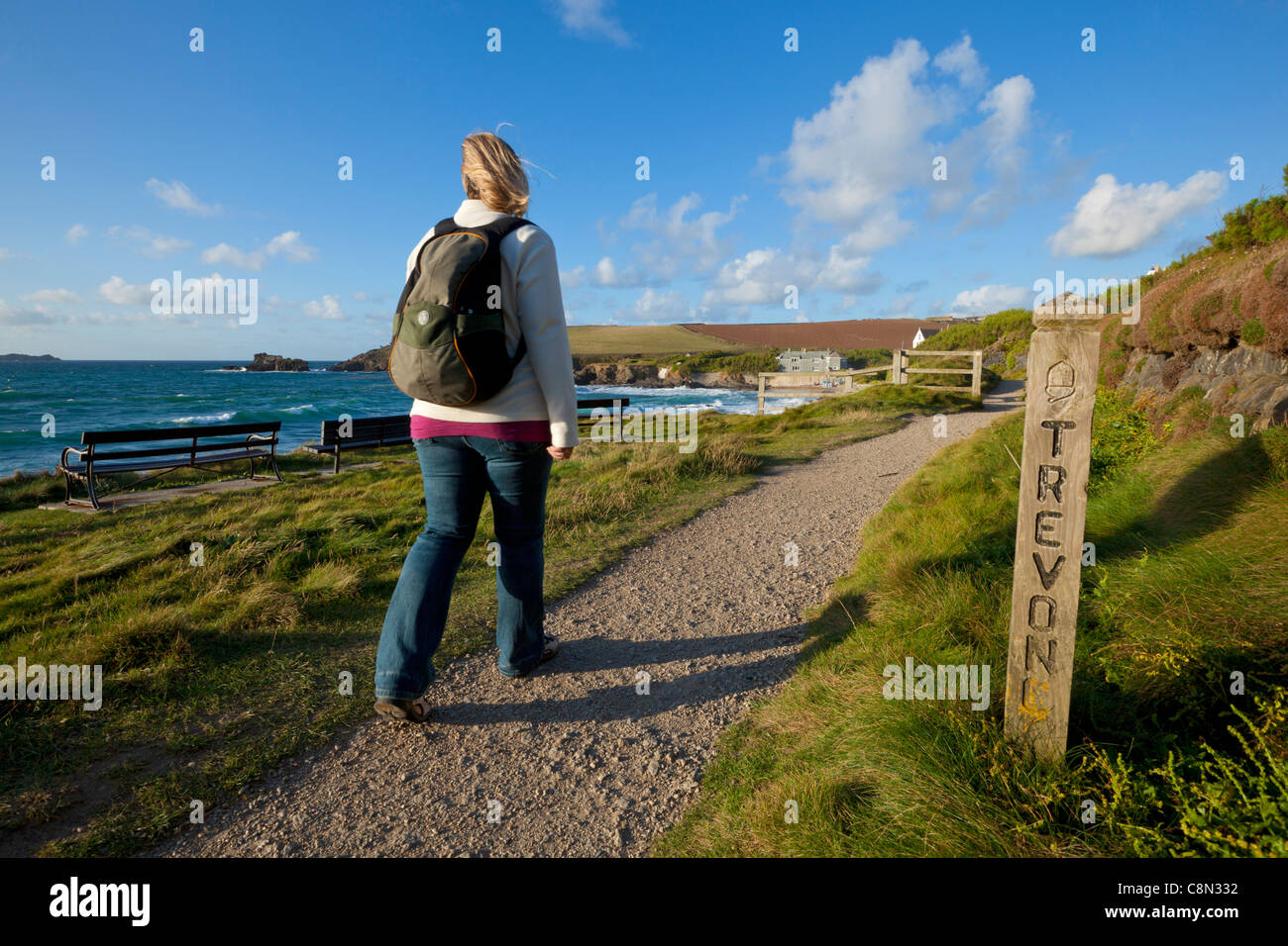 Femme Walker sur chemin côtier, l'été, Newtrain Bay, The Trevone Bay, sur la côte de Cornwall, England, GB, le Royaume-Uni, l'Union européenne, de l'Europe Banque D'Images