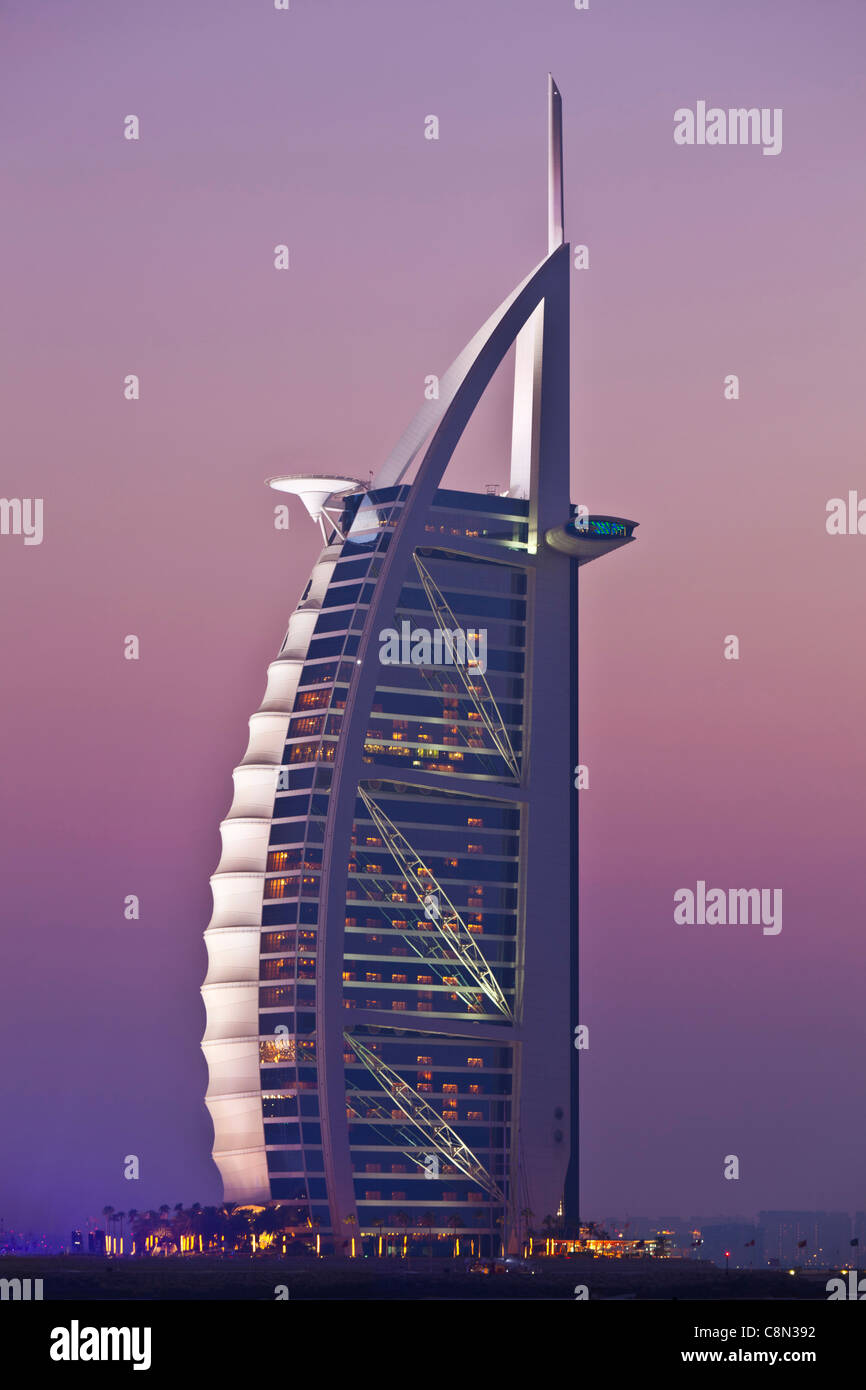 Burj al Arab, coucher de soleil, Nuit, Dubaï, Émirats arabes unis, ÉMIRATS ARABES UNIS Banque D'Images
