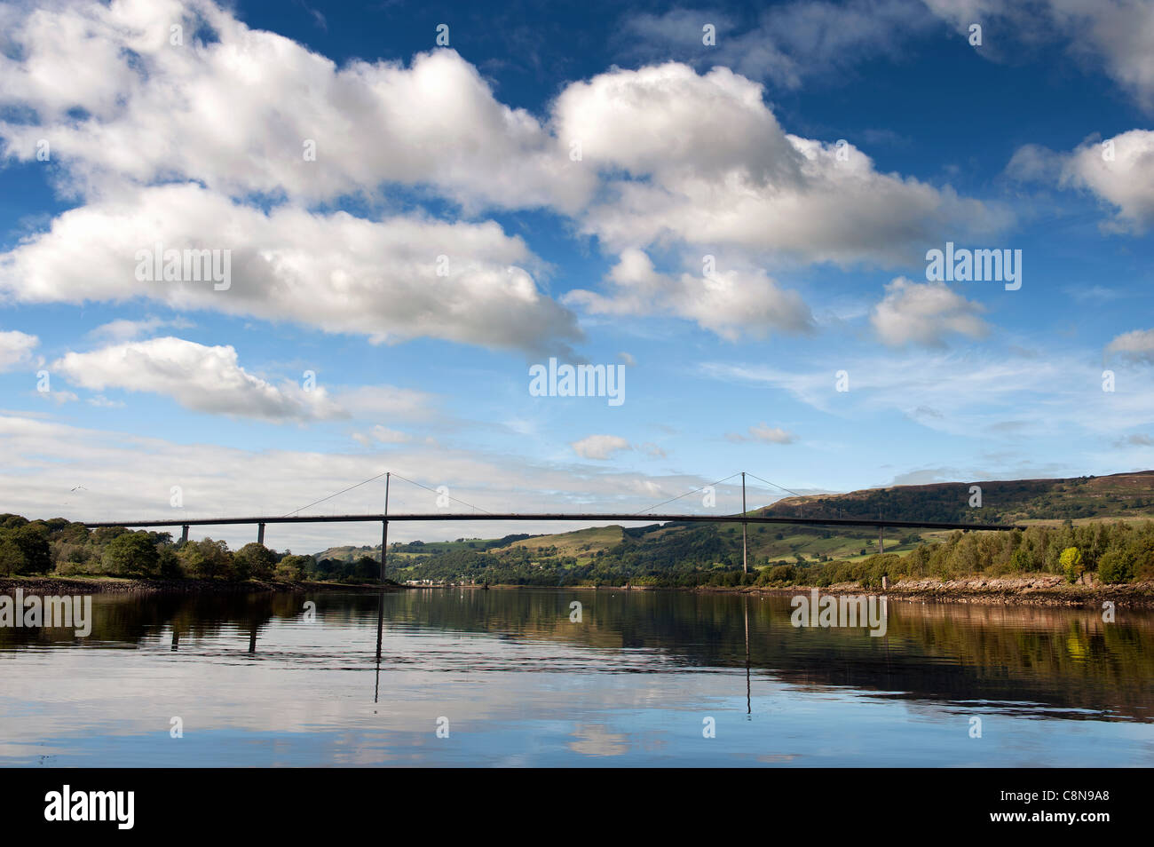Vue de la Erskine Bridge sur la rivière Clyde, sur la côte ouest de l'Écosse. Banque D'Images