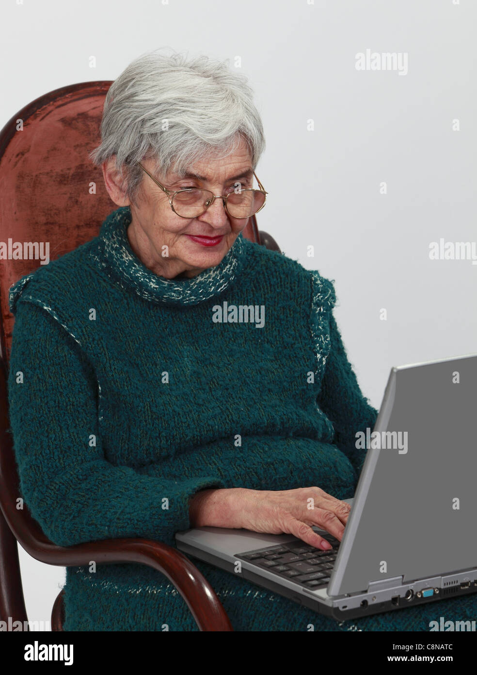 Close-up image of a senior woman à l'aide d'un ordinateur portable. Banque D'Images